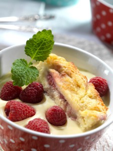 Brødpudding med bringebær og vaniljesaus.. Foto Esten Borgos